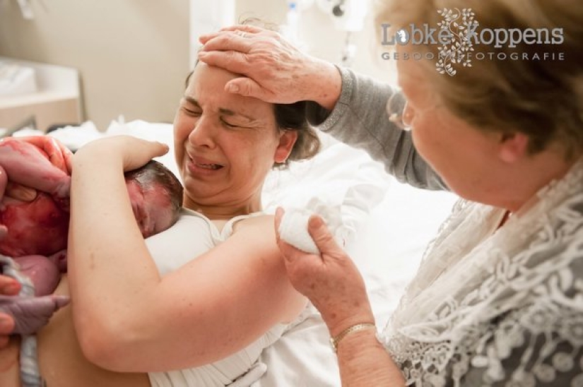 How mothers help their daughters give birth