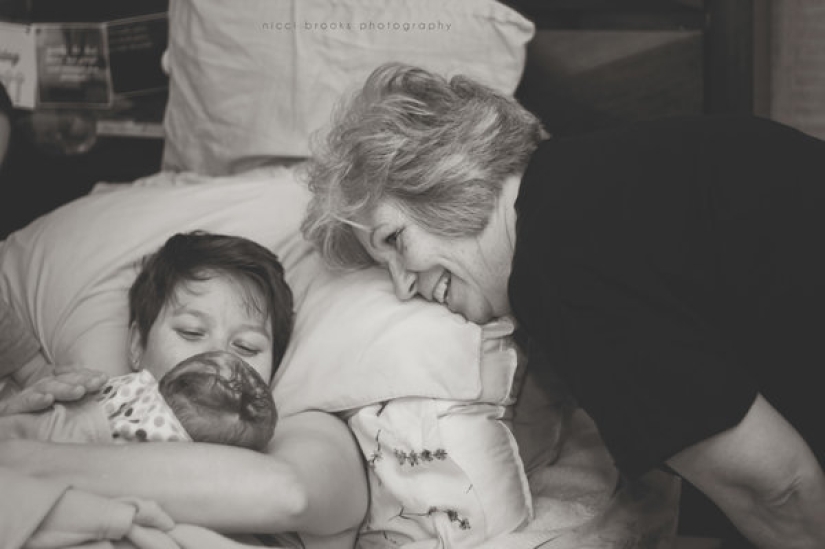 How mothers help their daughters give birth