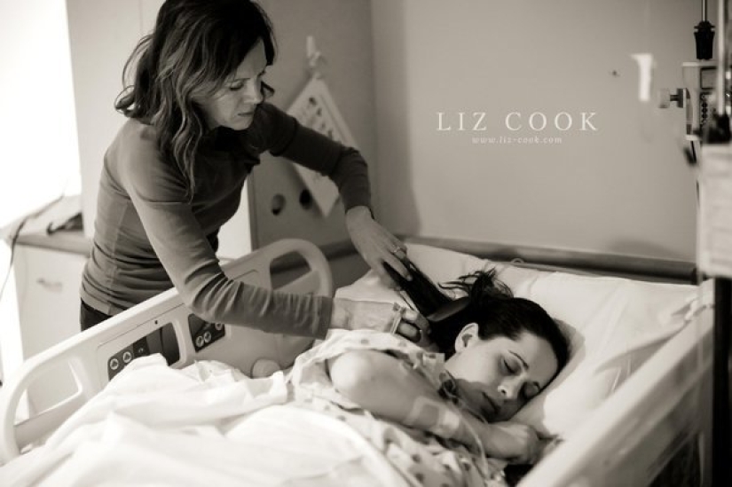 How mothers help their daughters give birth