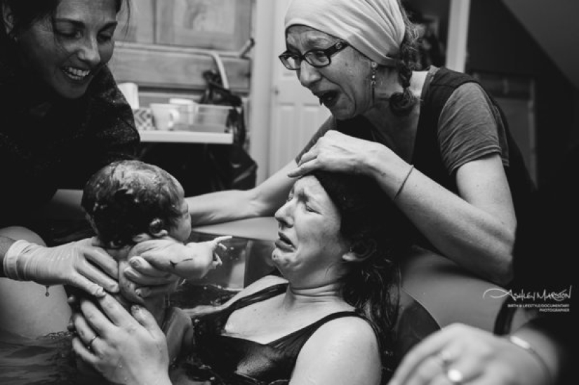 How mothers help their daughters give birth