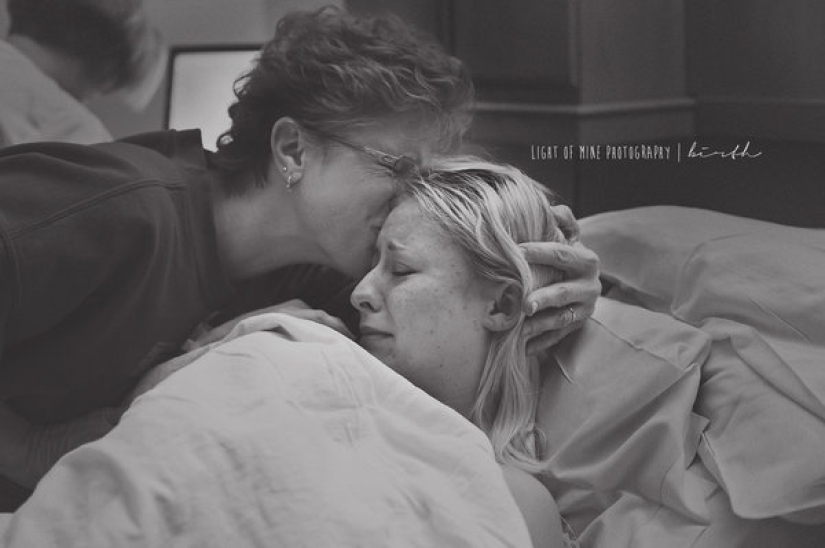 How mothers help their daughters give birth