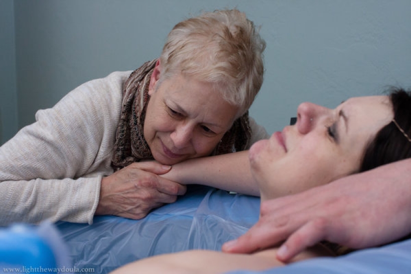 How mothers help their daughters give birth