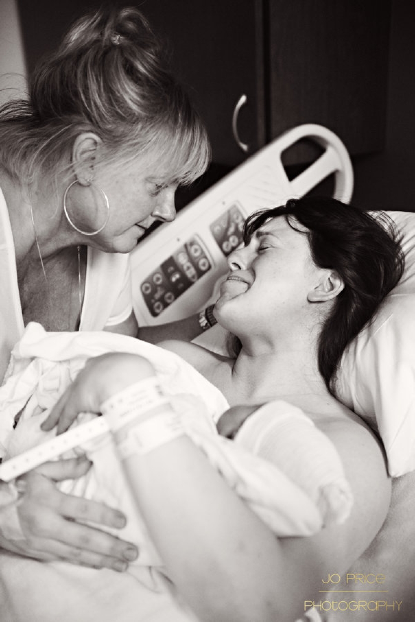 How mothers help their daughters give birth