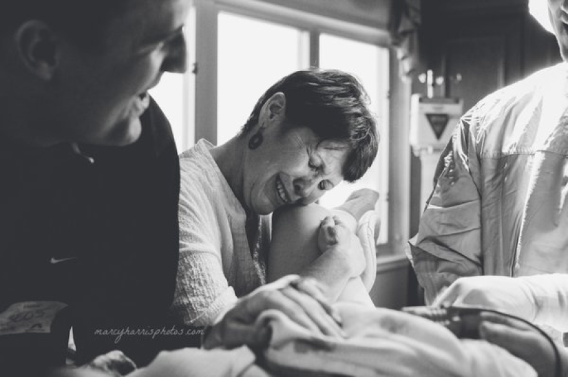 How mothers help their daughters give birth