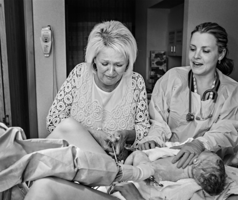 How mothers help their daughters give birth