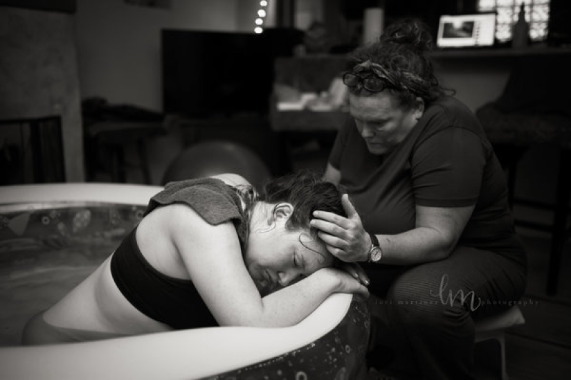 How mothers help their daughters give birth