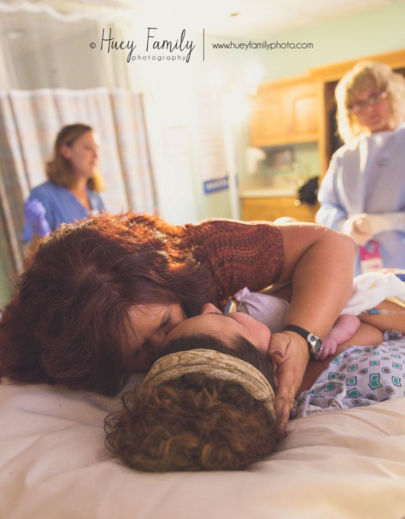 How mothers help their daughters give birth