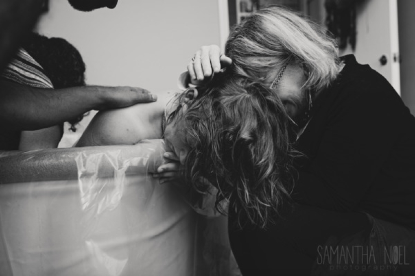 How mothers help their daughters give birth