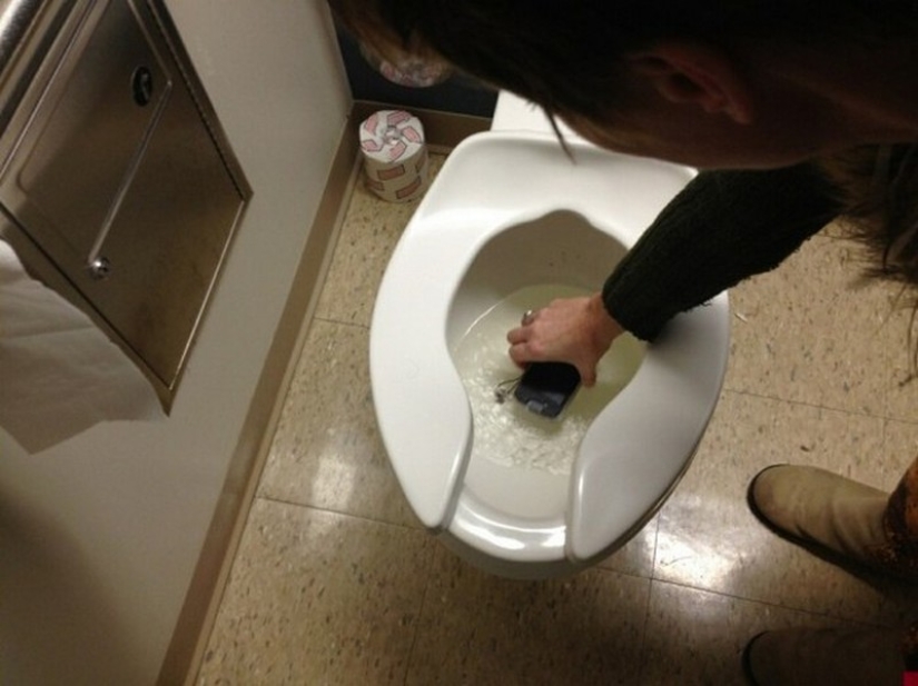 How not to drown your smartphone: an idea for those who do not part with the phone even in the toilet