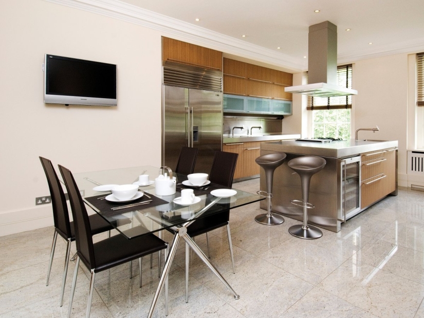 How Russian, Chinese and Malaysian students support the British economy How Russian, Chinese and Malaysian students support the British economy