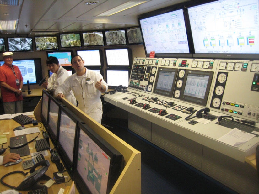How the largest cruise ship in the world works