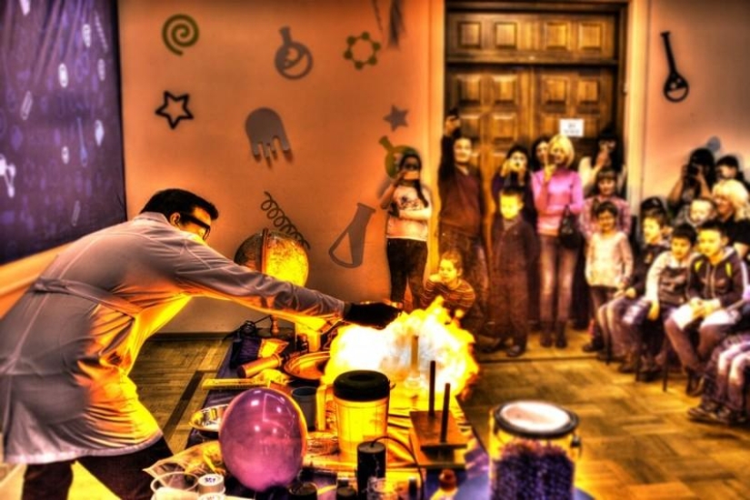 How the "Professor Nicolas Science Show" works