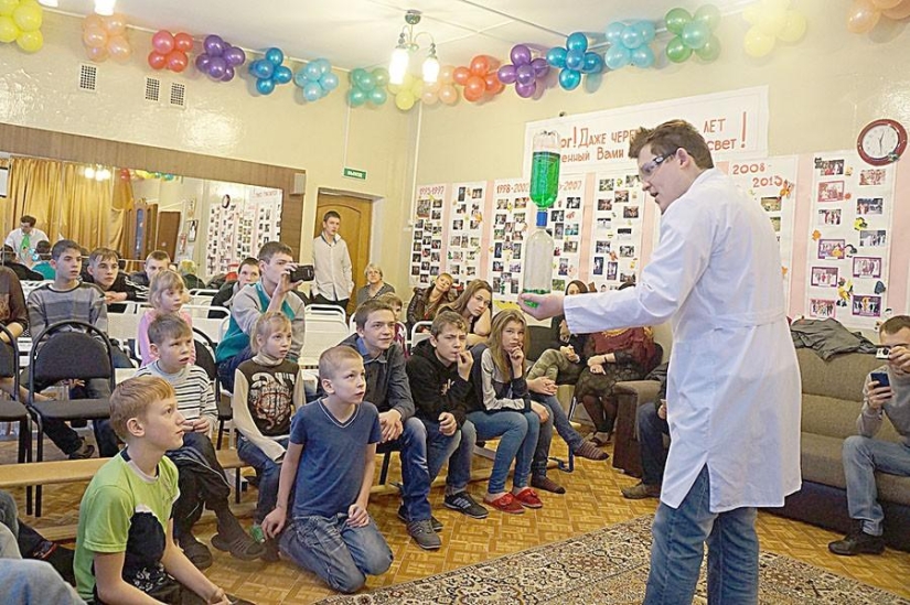 How the "Professor Nicolas Science Show" works