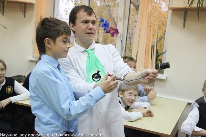 How the "Professor Nicolas Science Show" works