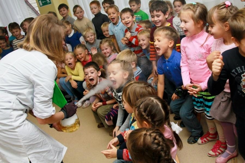 How the "Professor Nicolas Science Show" works