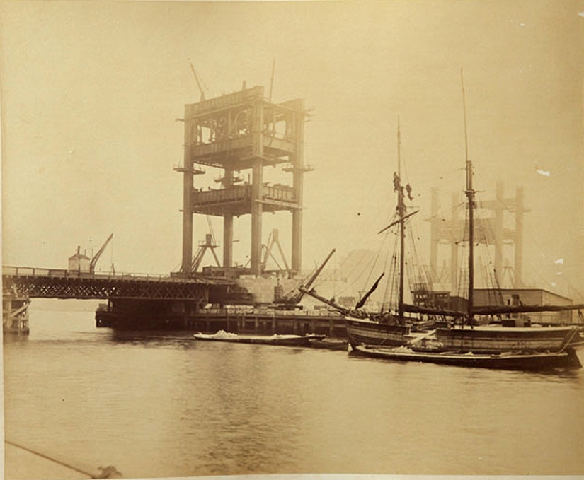 How the Tower Bridge was built