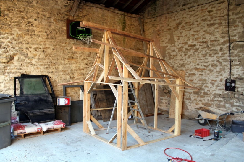 How to build a real castle for a child from ordinary wooden pallets