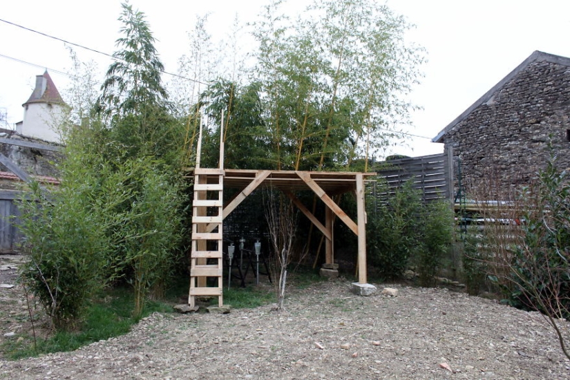 How to build a real castle for a child from ordinary wooden pallets