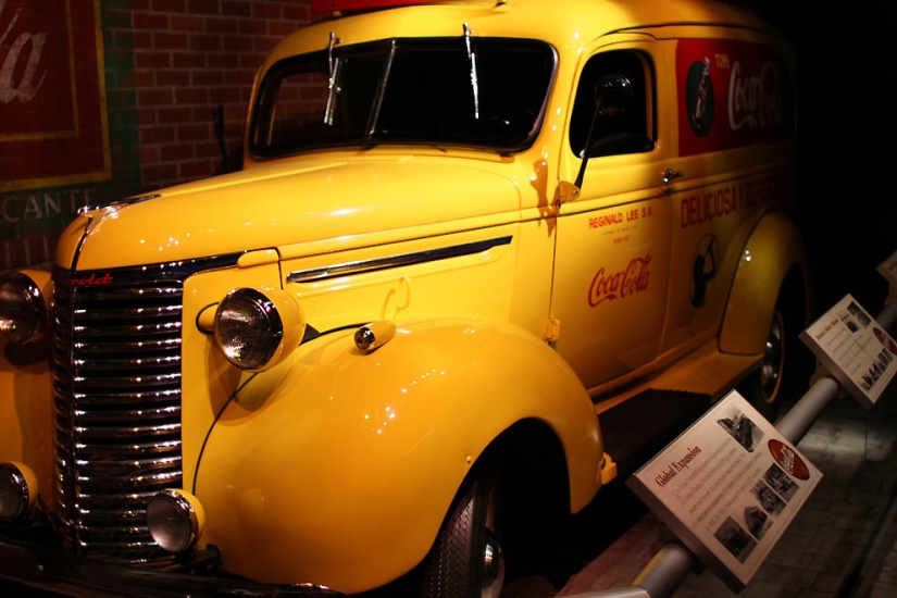 How to learn everything about the most popular drink in the world: a journey into the world of Coca-Cola
