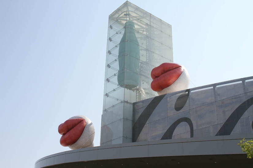 How to learn everything about the most popular drink in the world: a journey into the world of Coca-Cola