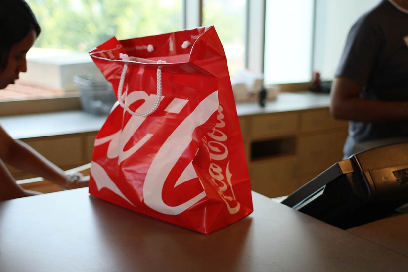 How to learn everything about the most popular drink in the world: a journey into the world of Coca-Cola