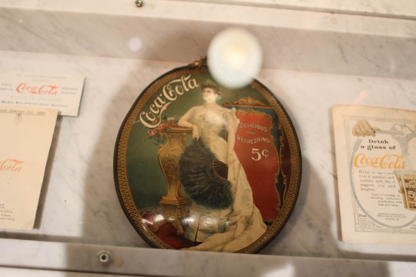 How to learn everything about the most popular drink in the world: a journey into the world of Coca-Cola