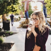 How to save teeth from stains for coffee lovers: life hacks from American dentists