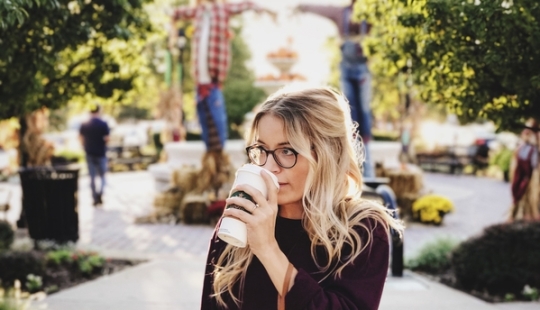 How to save teeth from stains for coffee lovers: life hacks from American dentists