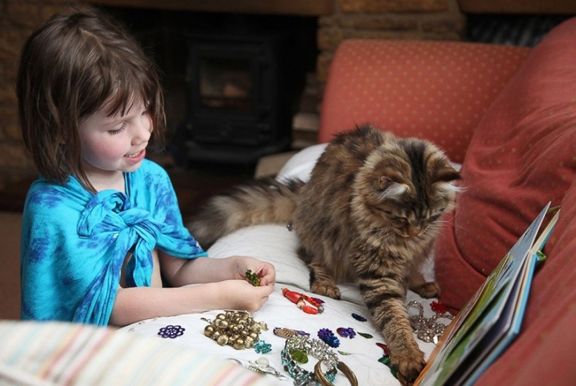 How Tula the cat helps a girl with autism