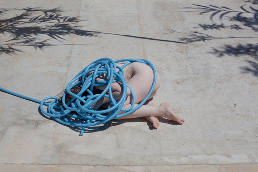 Iluminación desnuda: un artista desnudo en poses difíciles