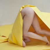 Iluminación desnuda: un artista desnudo en poses difíciles