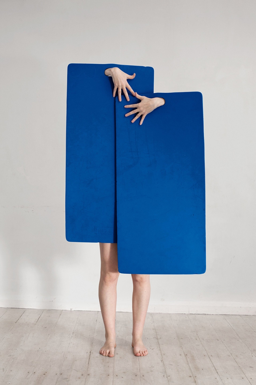 Iluminación desnuda: un artista desnudo en poses difíciles