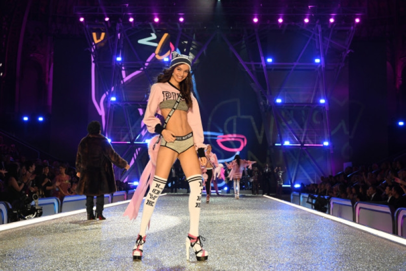Imágenes vívidas del desfile de ropa interior Victoria's Secret 2016 en París