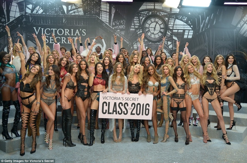 Imágenes vívidas del desfile de ropa interior Victoria's Secret 2016 en París