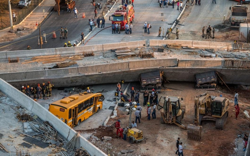 In Brazil, an overpass collapsed on a bus and cars In Brazil, an overpass collapsed on a bus and cars