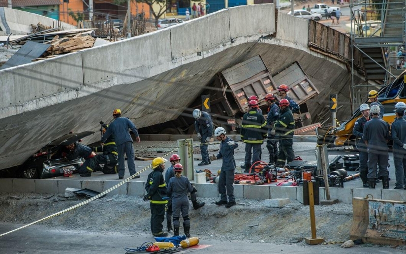 In Brazil, an overpass collapsed on a bus and cars In Brazil, an overpass collapsed on a bus and cars