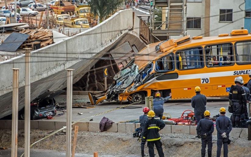 In Brazil, an overpass collapsed on a bus and cars In Brazil, an overpass collapsed on a bus and cars