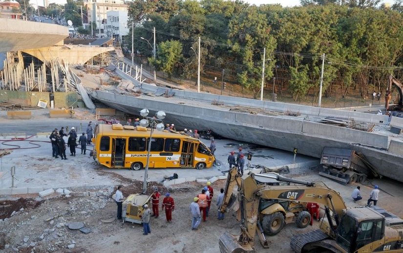 In Brazil, an overpass collapsed on a bus and cars In Brazil, an overpass collapsed on a bus and cars