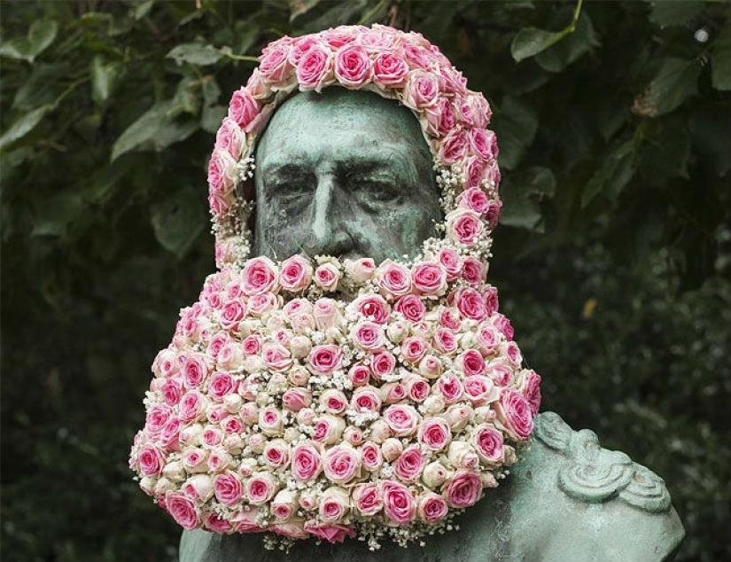In Brussels, monuments are decorated with floral beards and wigs In Brussels, monuments are decorated with floral beards and wigs