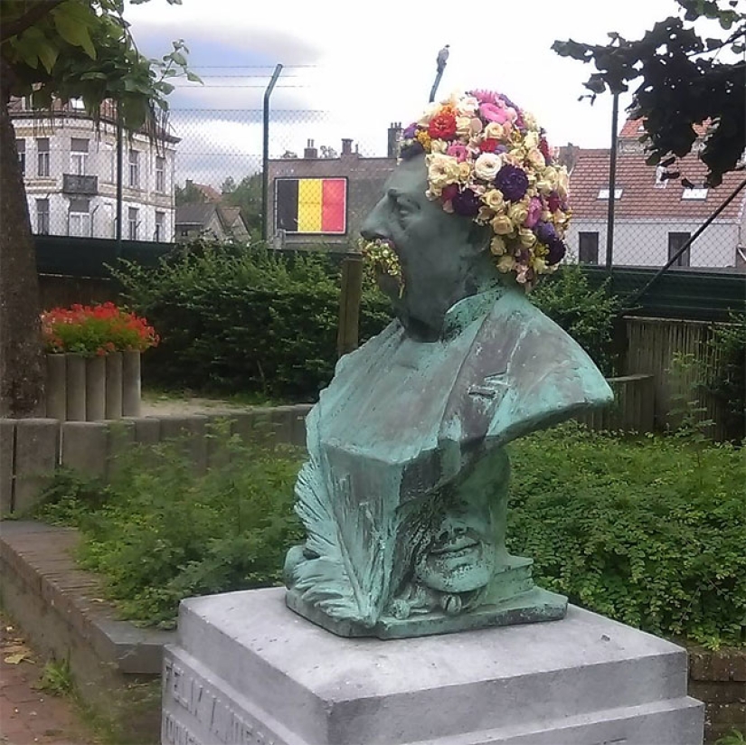 In Brussels, monuments are decorated with floral beards and wigs In Brussels, monuments are decorated with floral beards and wigs