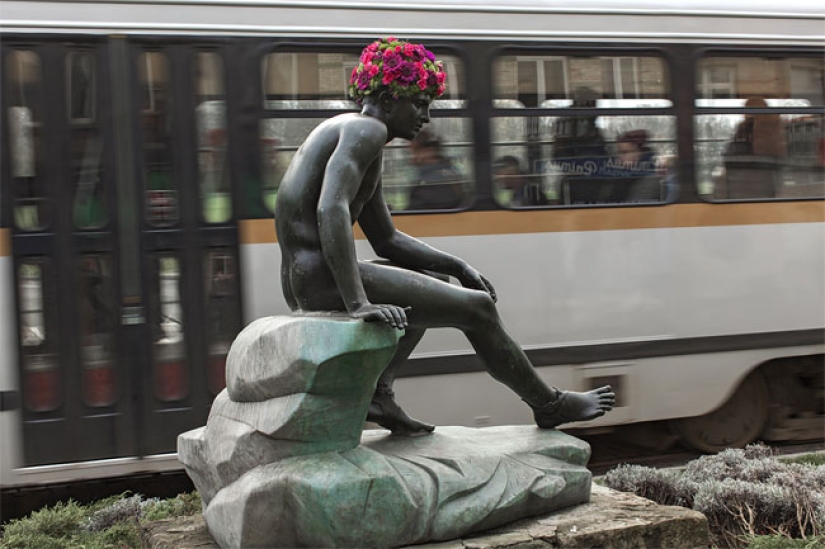 In Brussels, monuments are decorated with floral beards and wigs In Brussels, monuments are decorated with floral beards and wigs