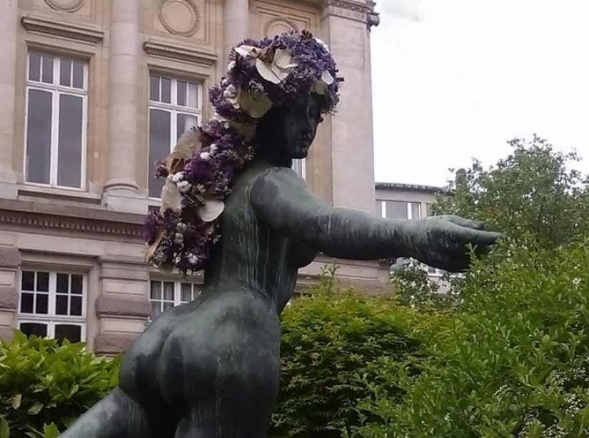 In Brussels, monuments are decorated with floral beards and wigs In Brussels, monuments are decorated with floral beards and wigs