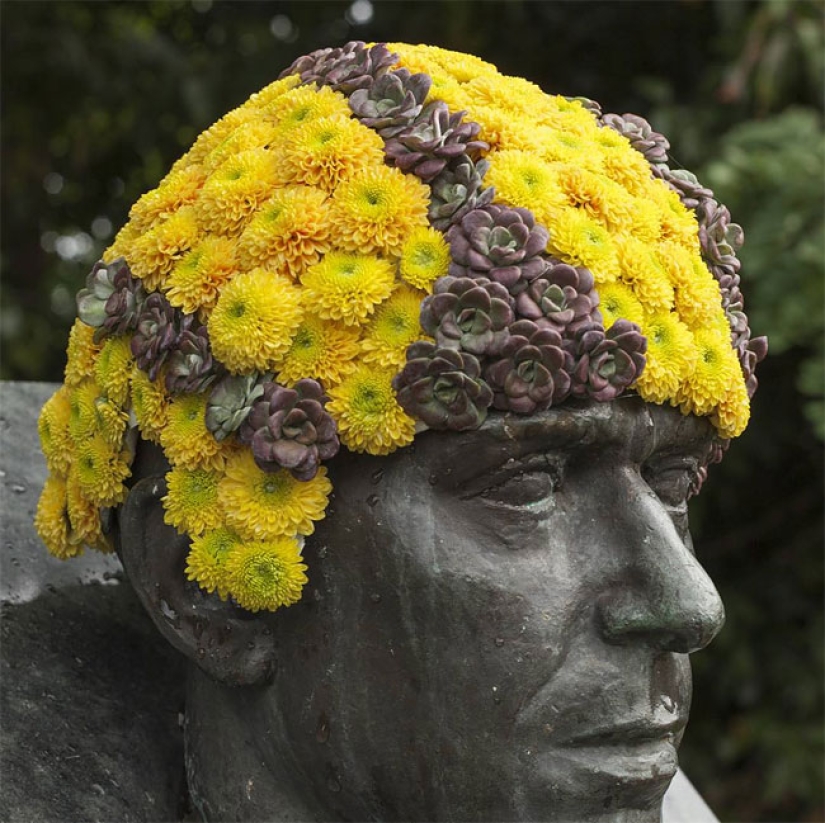 In Brussels, monuments are decorated with floral beards and wigs In Brussels, monuments are decorated with floral beards and wigs
