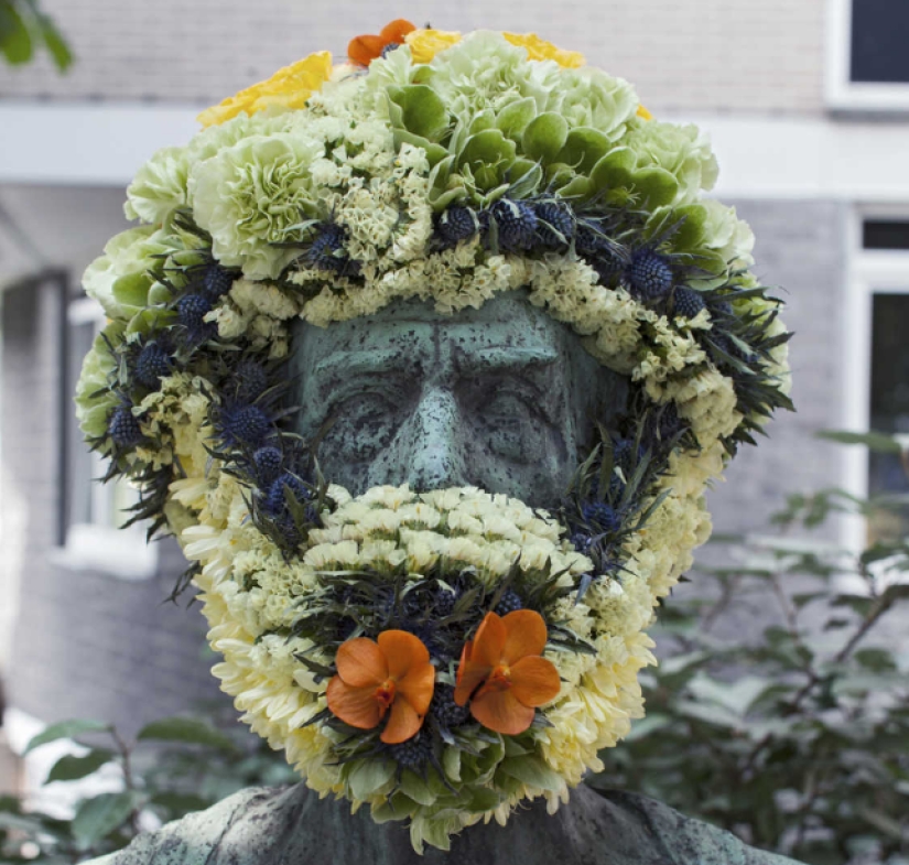 In Brussels, monuments are decorated with floral beards and wigs In Brussels, monuments are decorated with floral beards and wigs