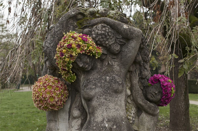 In Brussels, monuments are decorated with floral beards and wigs In Brussels, monuments are decorated with floral beards and wigs