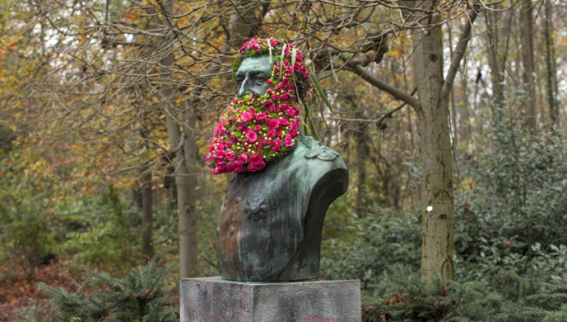 In Brussels, monuments are decorated with floral beards and wigs In Brussels, monuments are decorated with floral beards and wigs