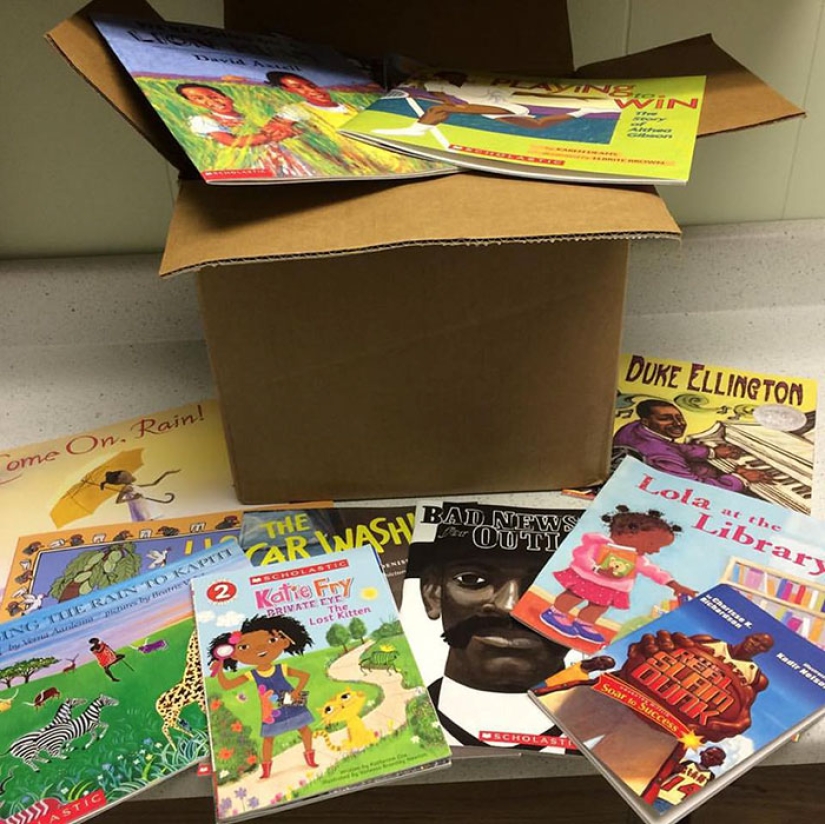 In this barbershop, children get a haircut for free if they read books aloud during the haircut