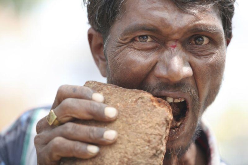 Indian man eats bricks and stones for 20 years Indian man eats bricks and stones for 20 years