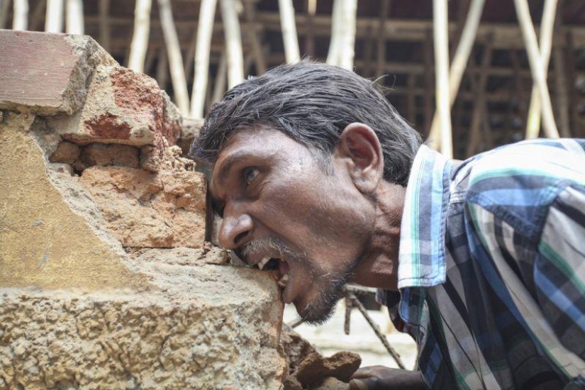 Indian man eats bricks and stones for 20 years Indian man eats bricks and stones for 20 years