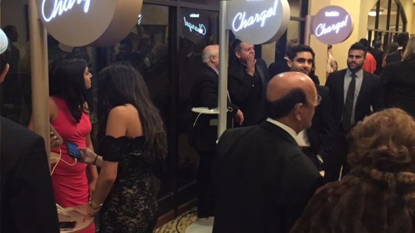 Investigación digital: una chica de una startup obligó a los invitados a su boda a tomarse selfies y sentarse en las redes sociales Investigación digital: una chica de una startup obligó a los invitados a su boda a tomarse selfies y sentarse en las redes sociales